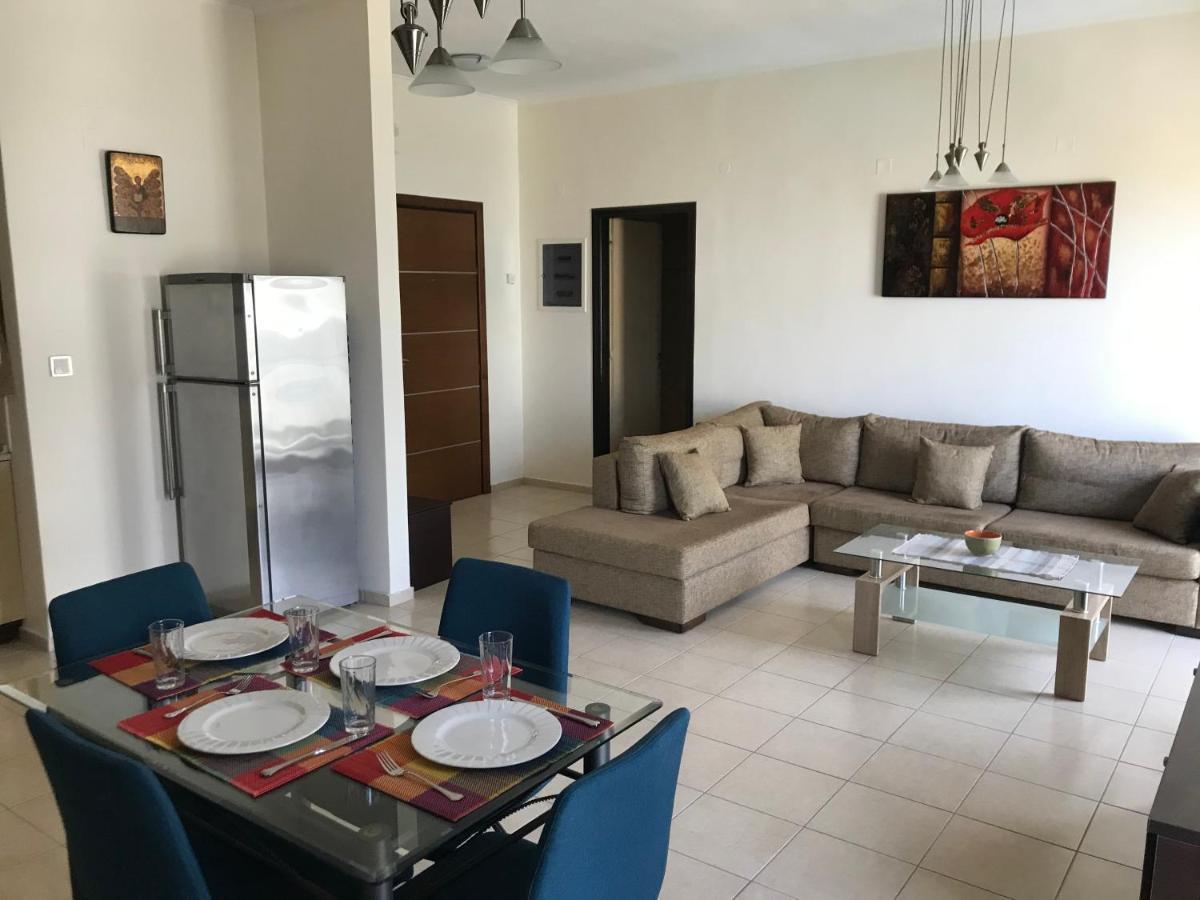Apartment On The Beach With View 罗希姆诺 外观 照片